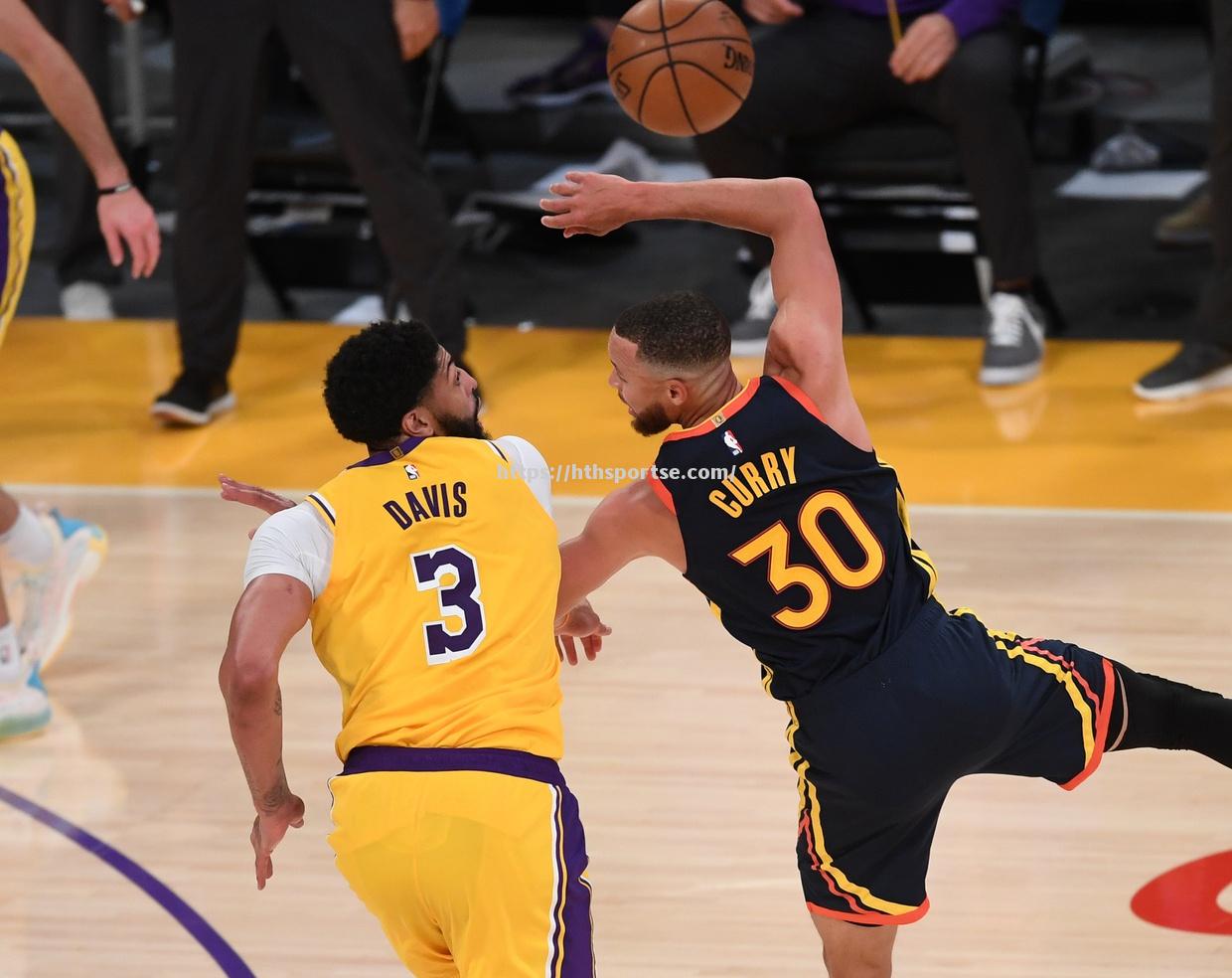 NBA季后赛正酣，湖人vs勇士再次上演经典对决