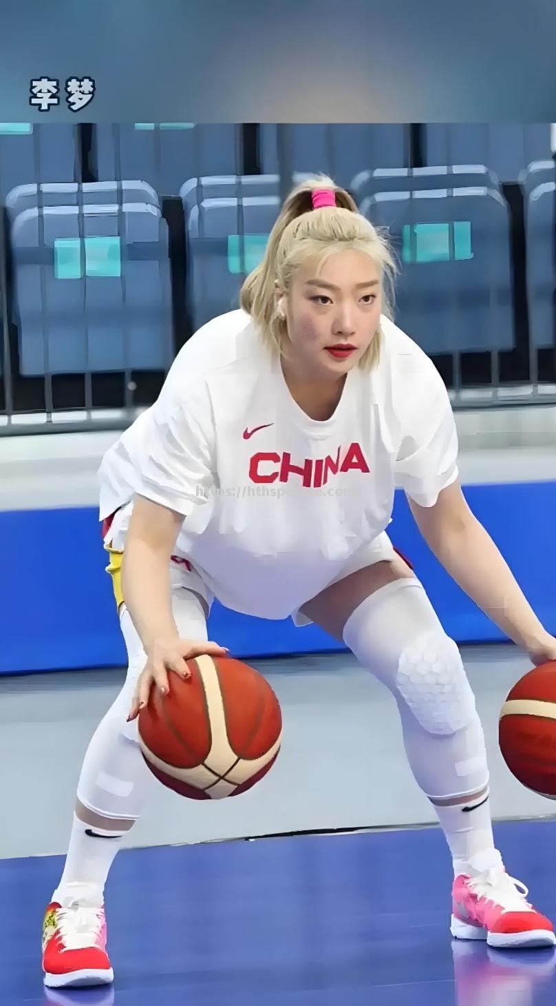 球队女运动员们在赛场上勇敢拼搏，赢得掌声